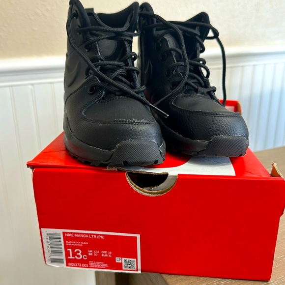 Boys size 13C Nike Manoa LTR boots like new worn only two times - Picture 1 of 3